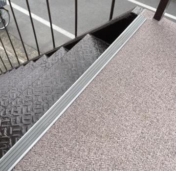 品川区小山台のアパートの2階の共用廊下に長尺シートを張ります