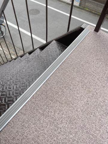 品川区小山台のアパートで鉄骨階段前共用廊下に長尺シートを張った写真