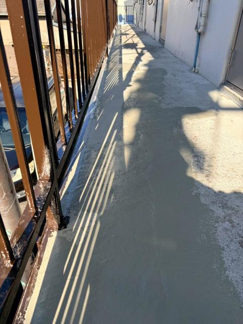 品川区小山台のアパートの2階の共有廊下で長尺シートを貼る準備写真