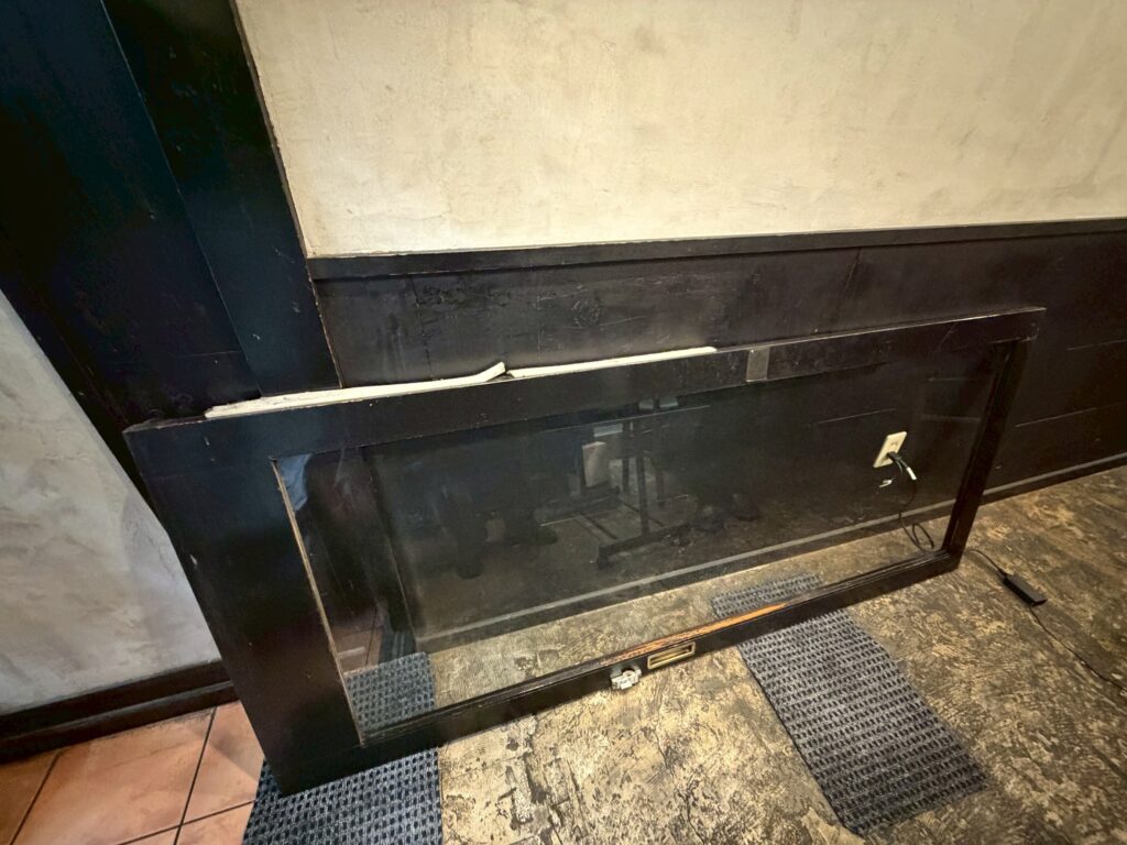 武蔵小山パルム商店街の鰻屋さん入り口ドアを外した写真