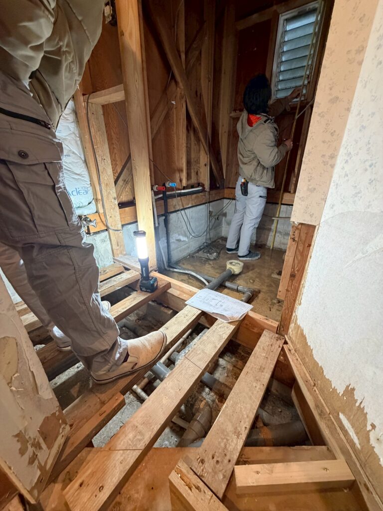 品川区で床上浸水解体後に浴室の墨出し作業の写真