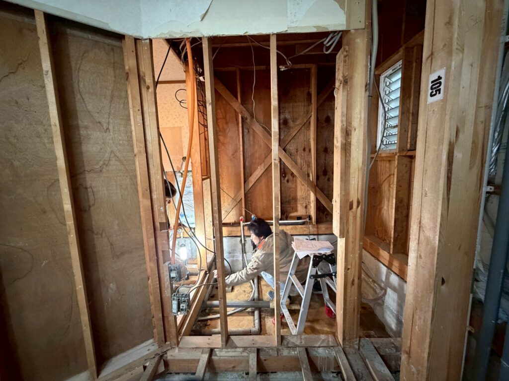 品川区で床上浸水ユニットバス設置のため墨出し作業写真