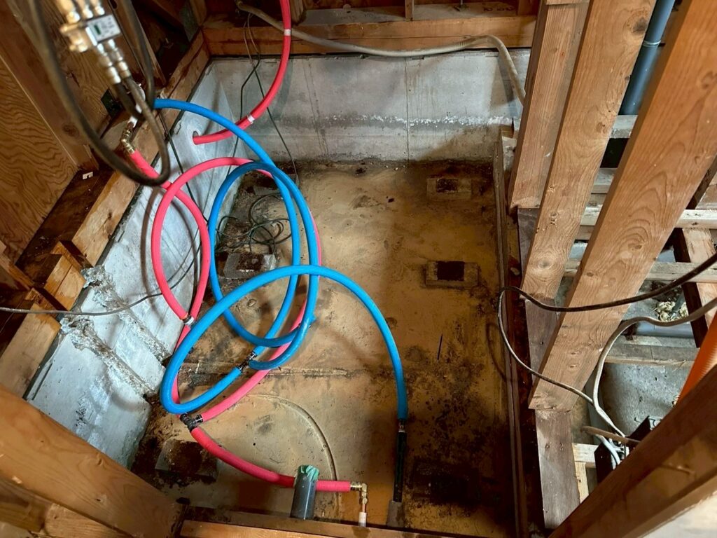 品川区で床上浸水した自宅のお風呂場架橋ポリエチレン管の写真