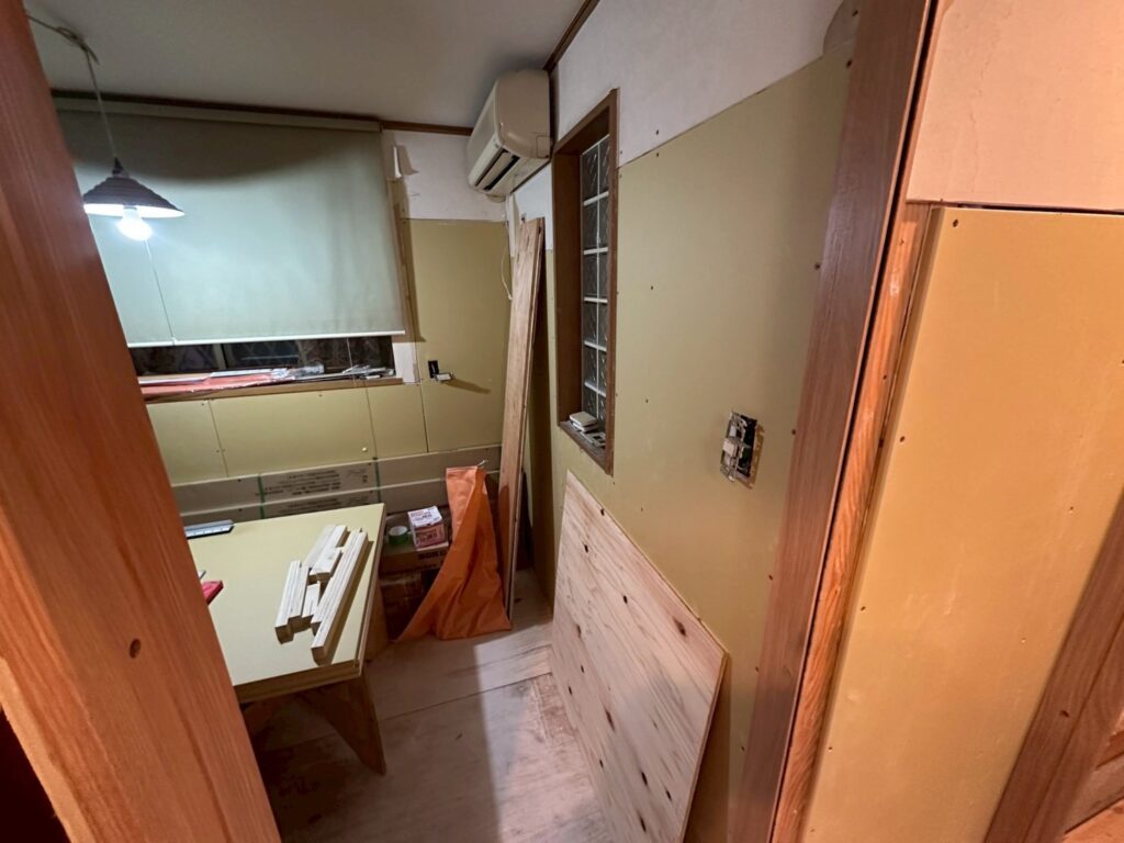 品川区で床上浸水したお宅の壁のボード貼りの写真