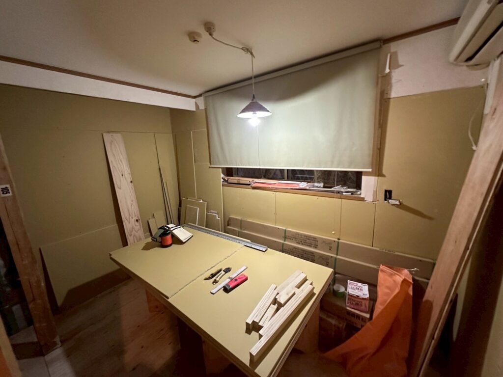 品川区で床上浸水したお宅の壁のボードを貼っている途中の写真