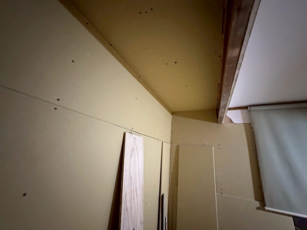 品川区で床上浸水したお宅の内装でボード貼り(天井や壁)の写真