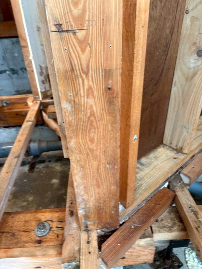 品川区で床上浸水した戸建て柱にカビ写真