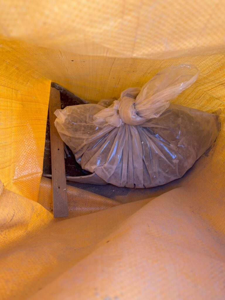 品川区で床上浸水した戸建て床下から出たごみの写真