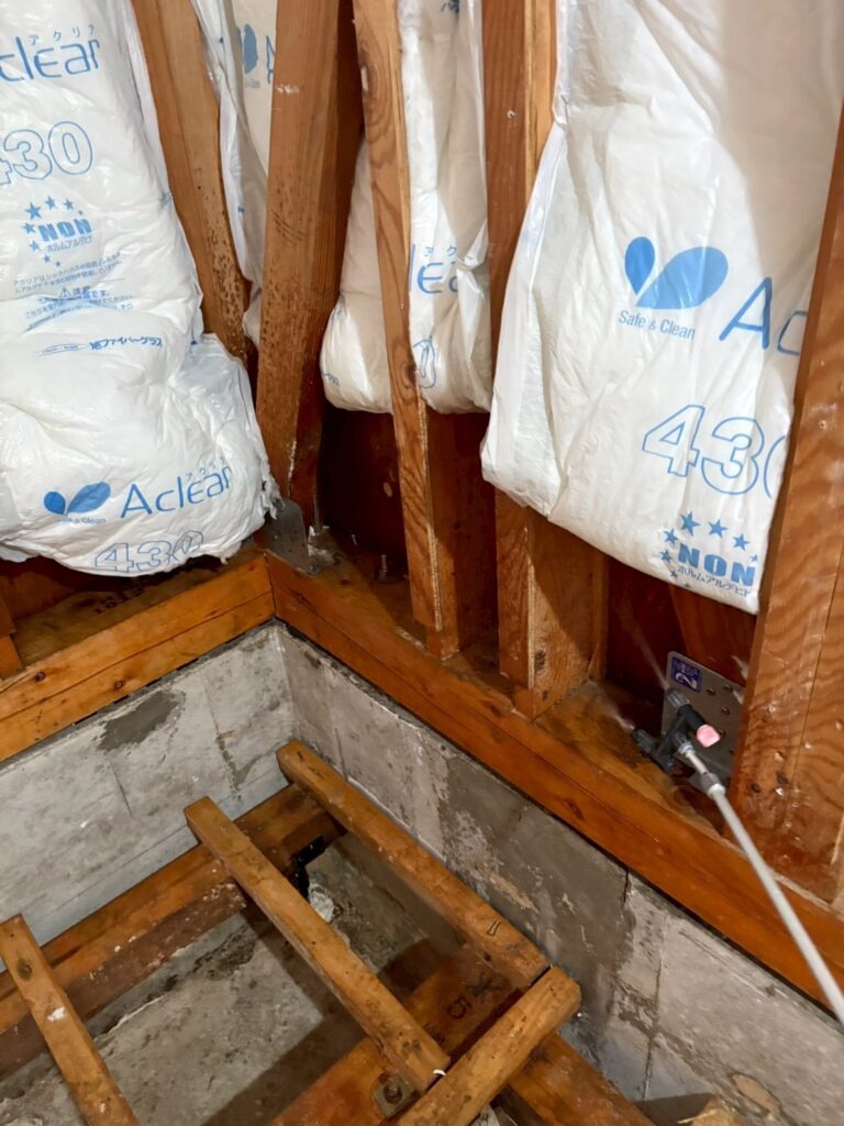 品川区で床上浸水した戸建ての壁スタイロフォームを詰める写真