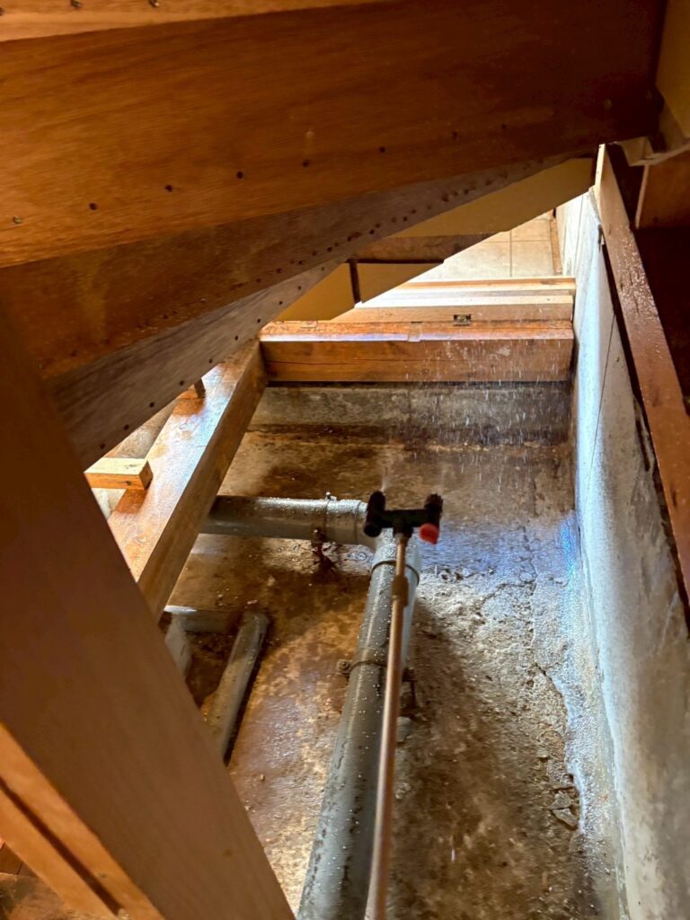 品川区で床上浸水した戸建ての床の排水管の写真