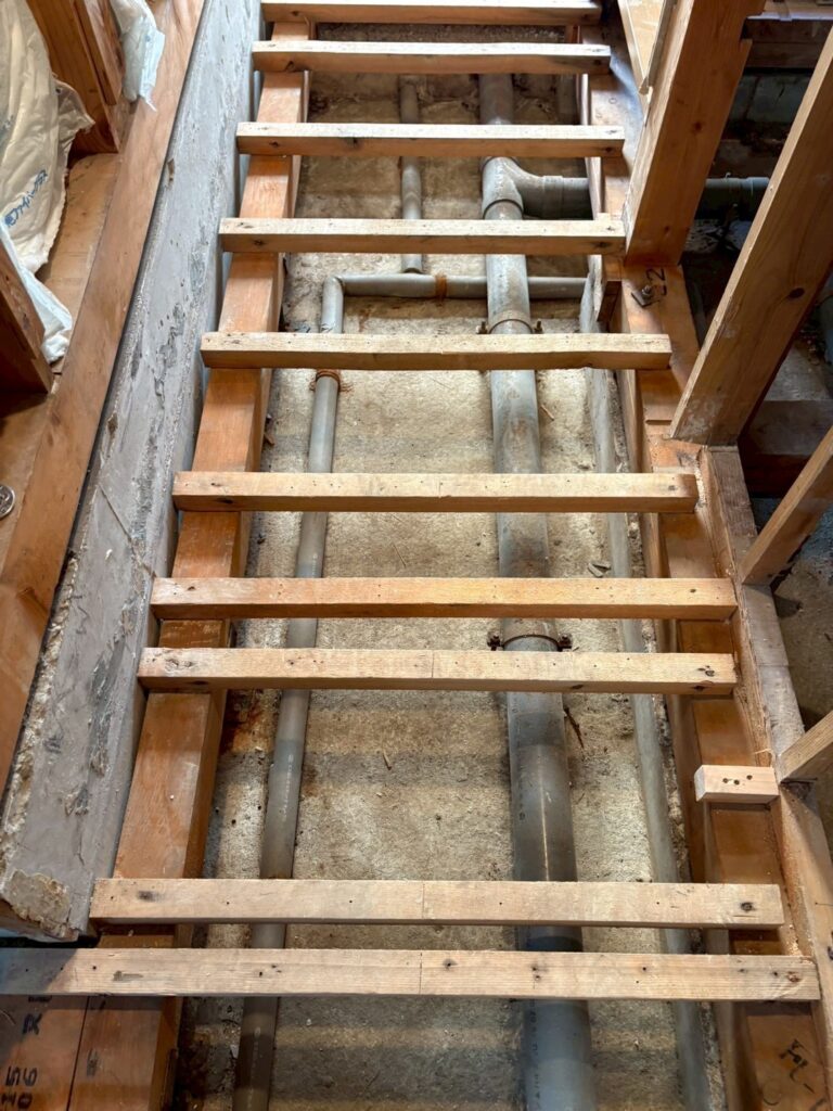 品川区で床上浸水した戸建て廊下床下の写真