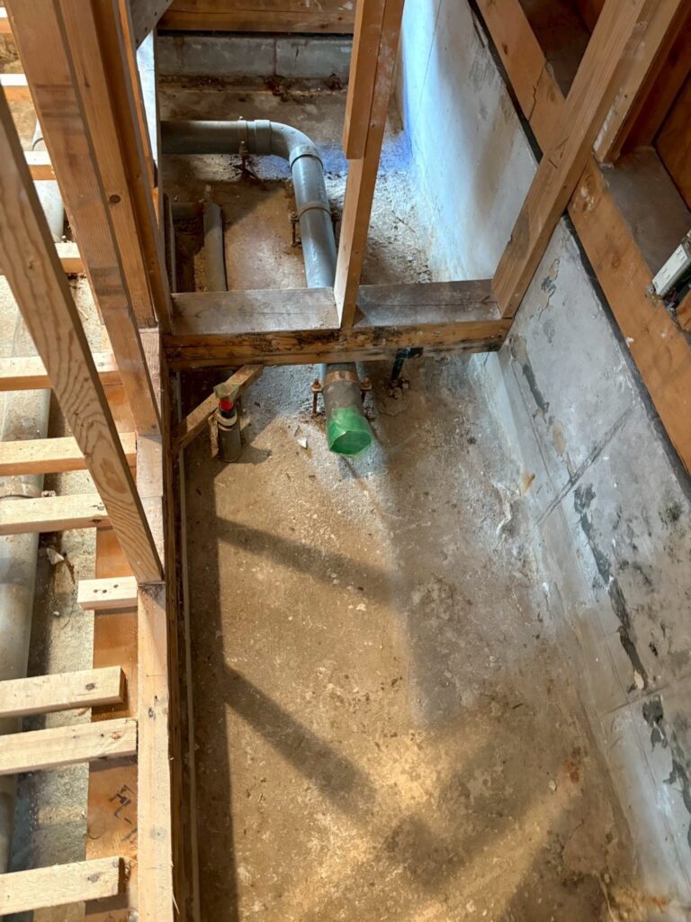 品川区で床上浸水した戸建て床下消毒散布後の写真