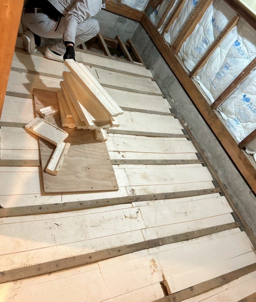 品川区大雨被害ののお客様スタイロフォームを新しく詰めている写真