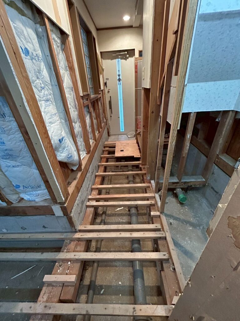 品川区大雨被害のお客様廊下解体写真