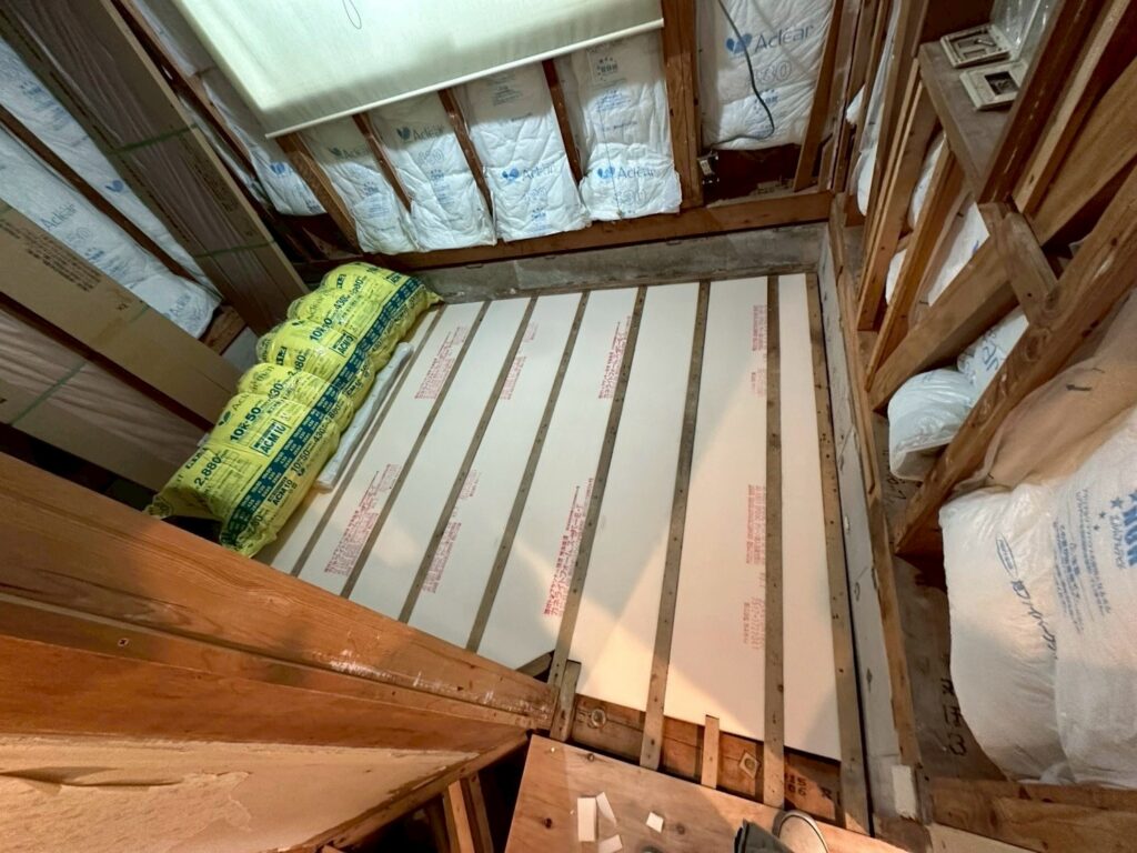 品川区床上浸水の自宅壁にスタイロフォーム写真