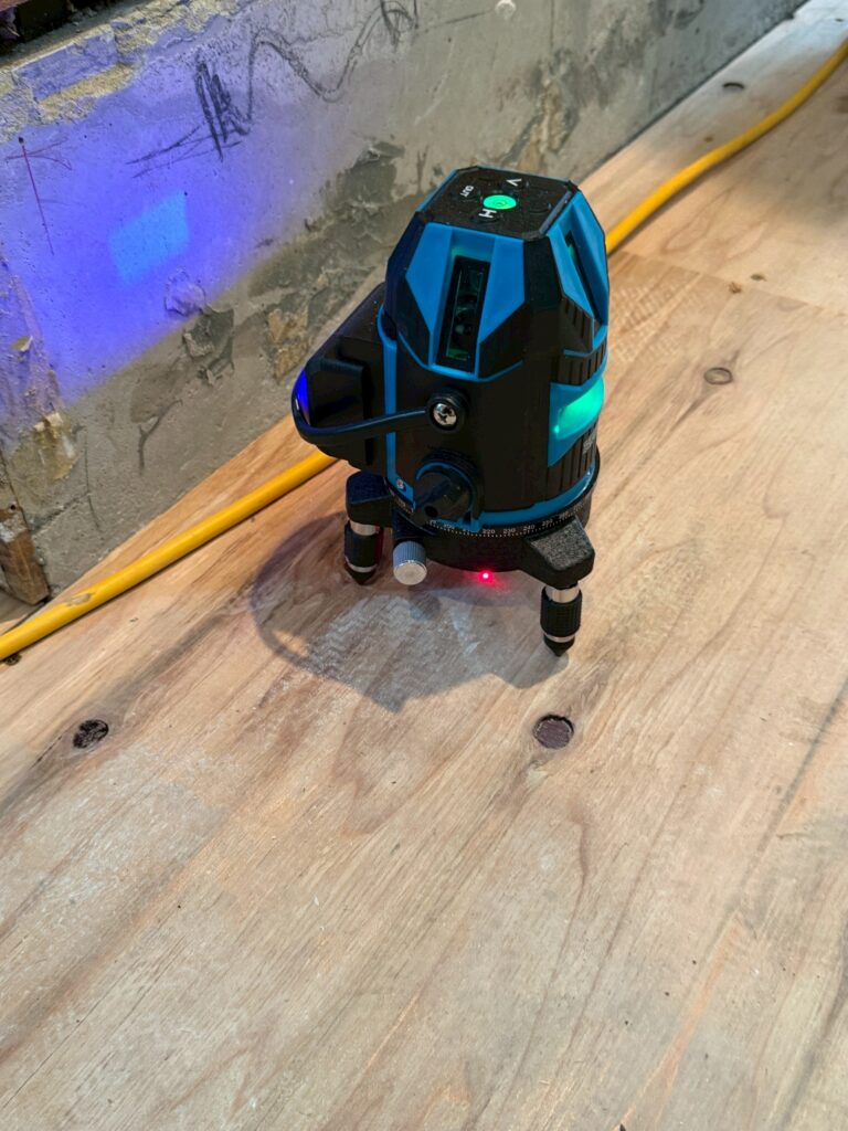 品川区床上浸水自宅レーザー墨出し器の写真