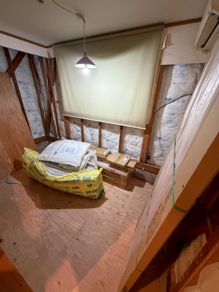 品川区で去年9月に大雨豪雨で床上浸水したお客様宅部屋の解体写真