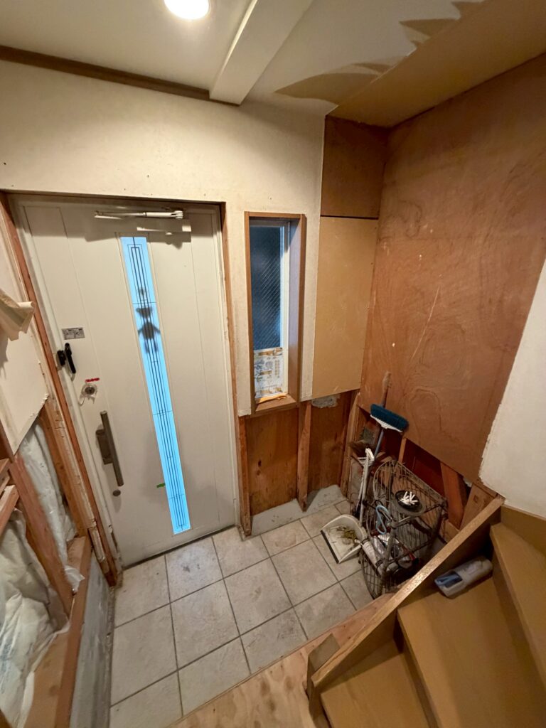 品川区で去年9月に大雨豪雨で床上浸水したお客様宅の玄関の写真