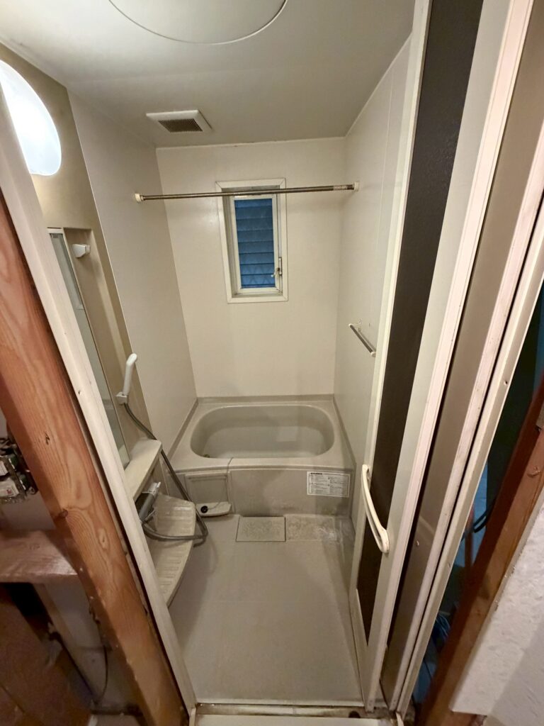 品川区で去年9月に大雨豪雨で床上浸水したお客様宅のユニットバスの写真