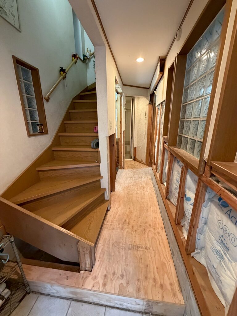 品川区で去年9月に大雨豪雨で床上浸水したお客様たくの玄関と階段の既存写真