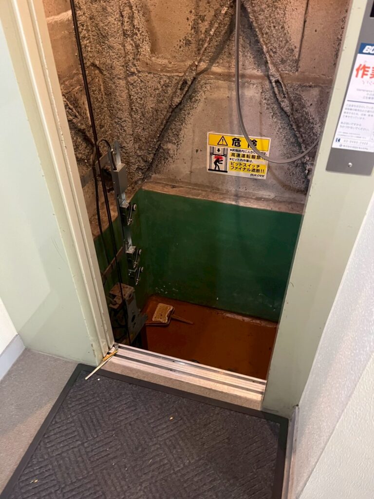 西小山マンションエレベーター内排水作業道具を片づけた写真