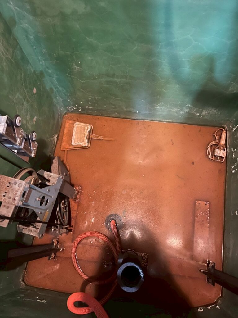 西小山のマンションエレベーター内排水作業完了写真