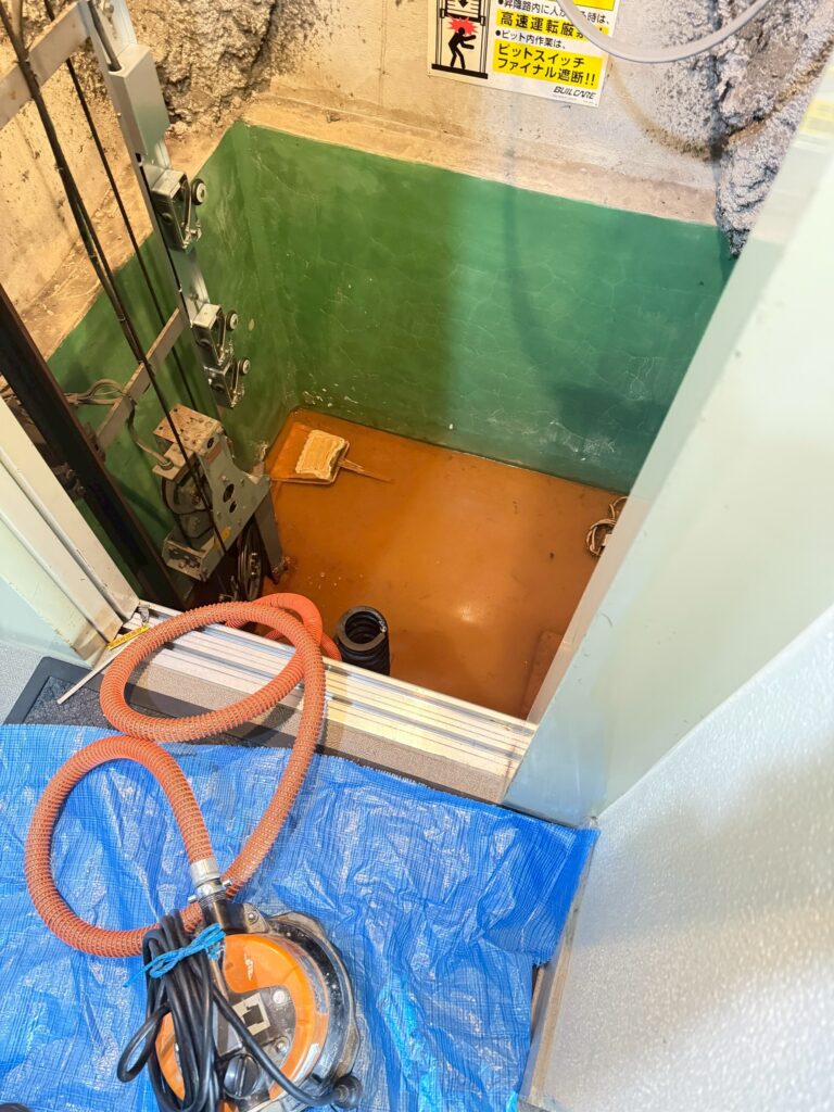 西小山のマンションエレベーター内ポンプで排水前の写真