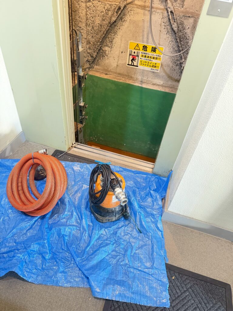 西小山のマンションエレベーター内養生して、雨水排水準備作業の写真