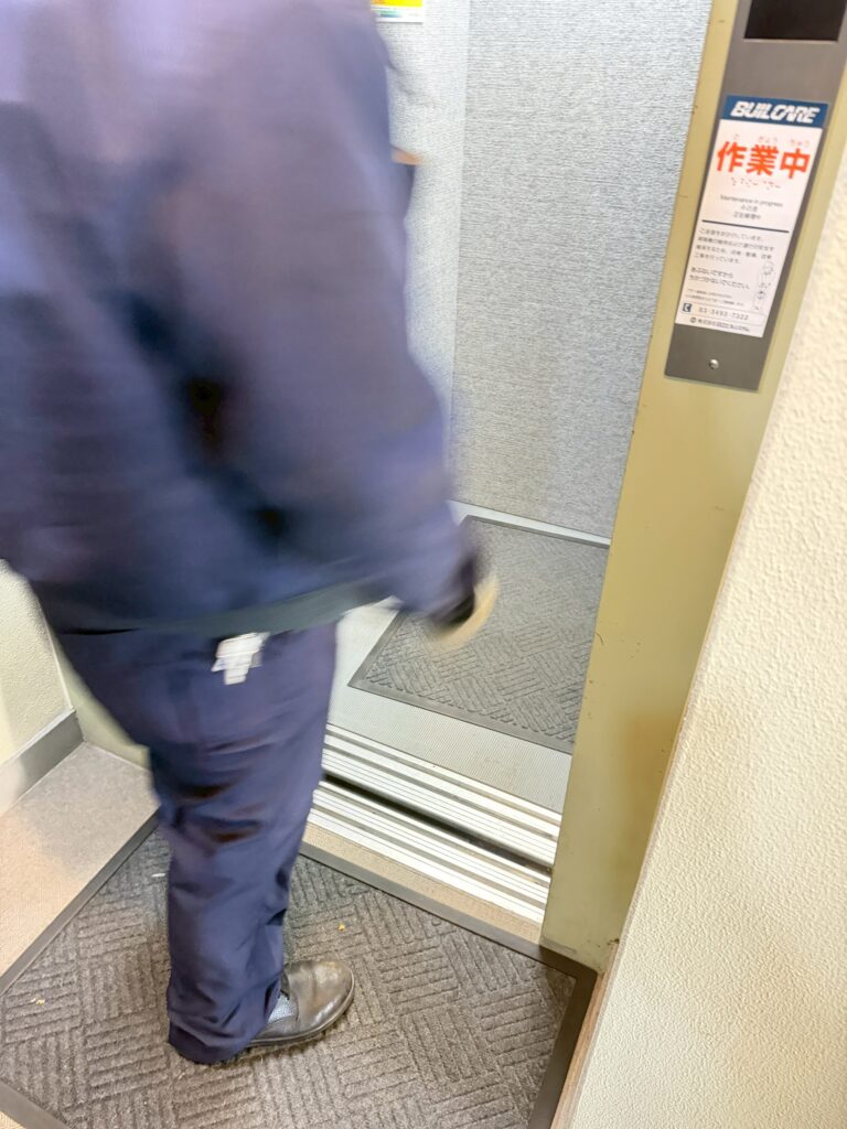 西小山で大雨によるエレベーター被害で作業員が確認している写真