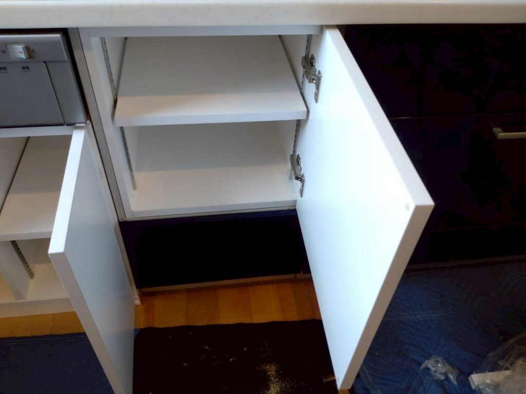 品川区荏原で食洗器のあった場所にも収納棚と扉をつけた写真