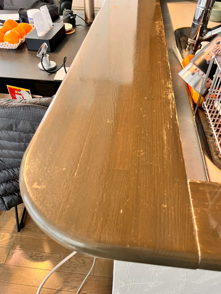 品川区小山台のマンションのキッチン木製カウンター全体の劣化写真