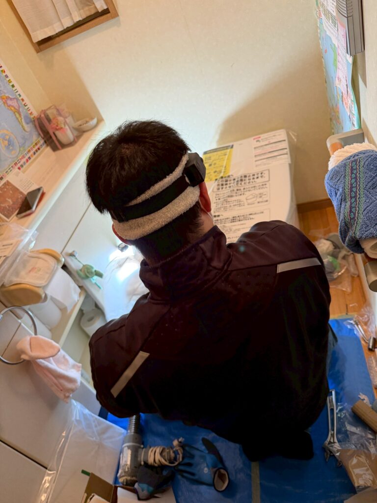目黒区下目黒でスタッフがネオレストを設置している写真