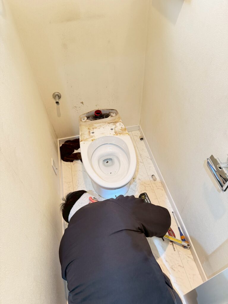 品川区戸越で既設トイレをとりはずしている写真