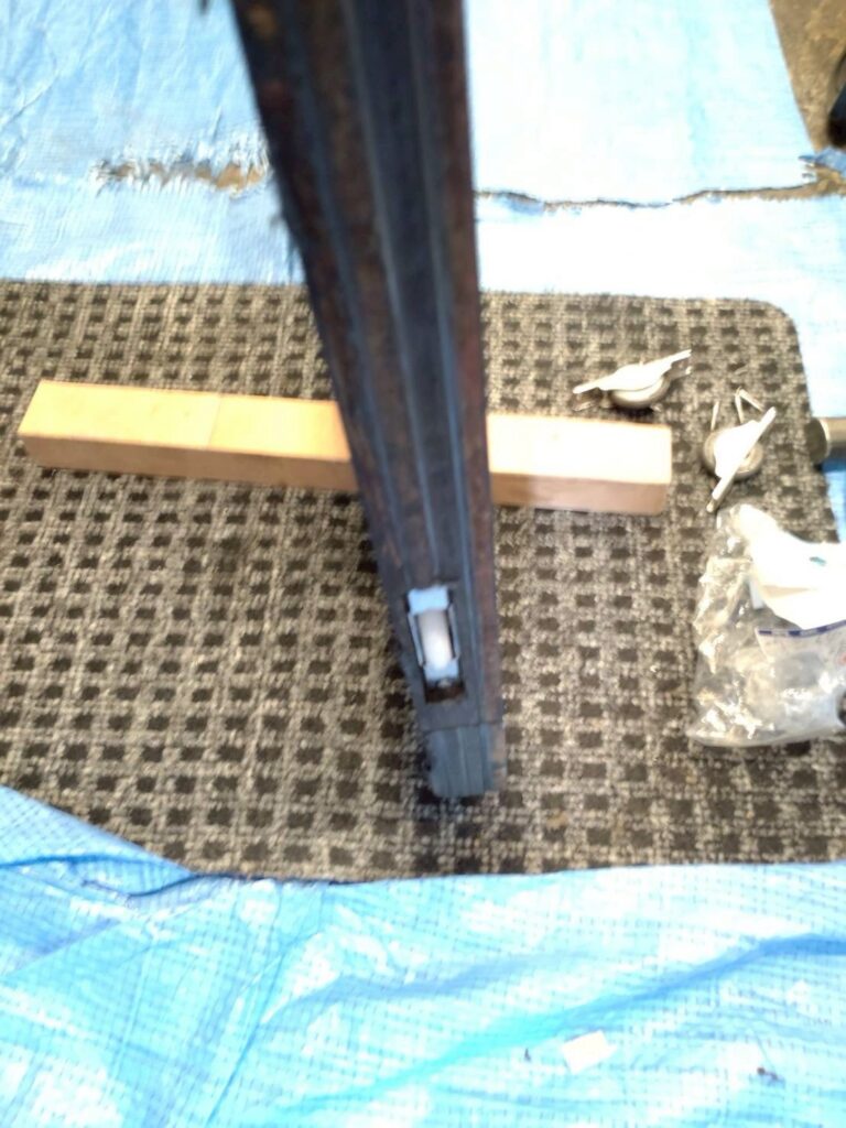 武蔵小山パルムの鰻屋さん出入口ドアの戸車交換した写真