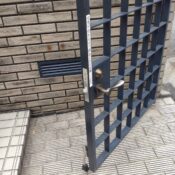 品川区戸越のマンション共用部の門扉レバーハンドル部品交換した写真