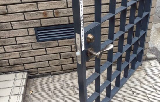 品川区戸越のマンション共用部で門扉のレバーハンドルの交換工事