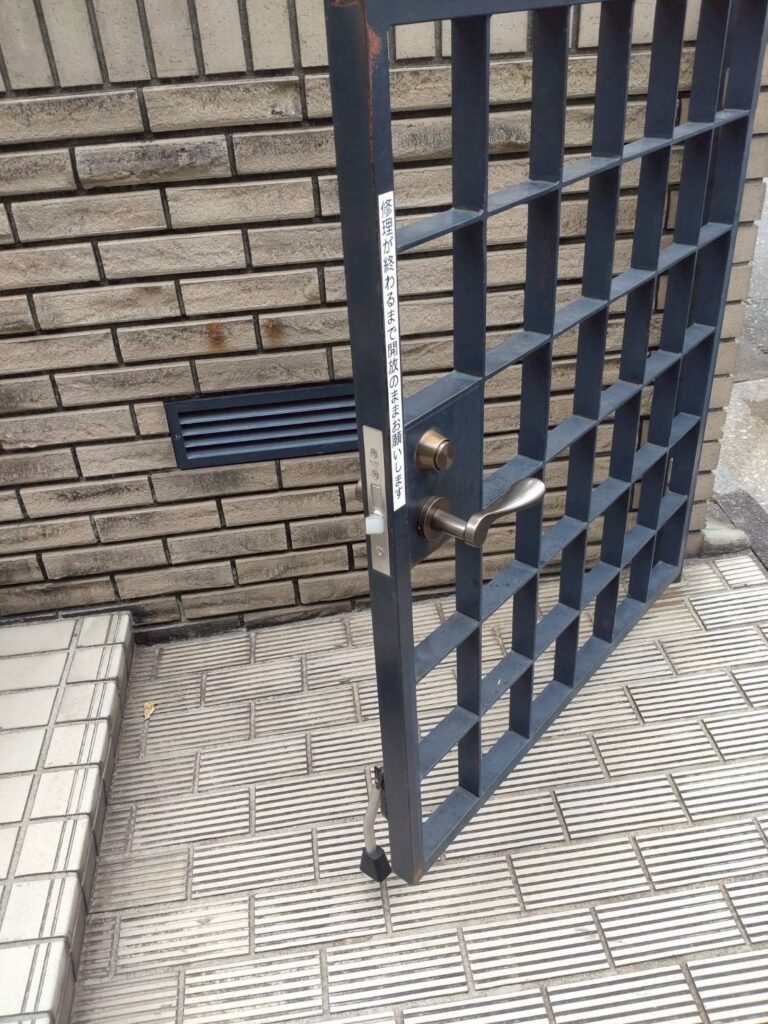 品川区戸越のマンションで門扉のレバーハンドル交換した写真