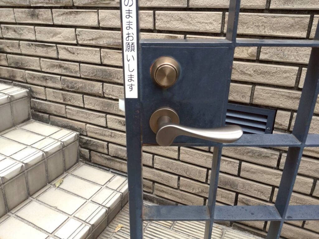 品川区戸越のマンション共用部の門扉部品交換工事終了写真