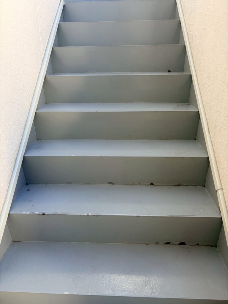 目黒区目黒本町のアパートの共用階段の既存写真