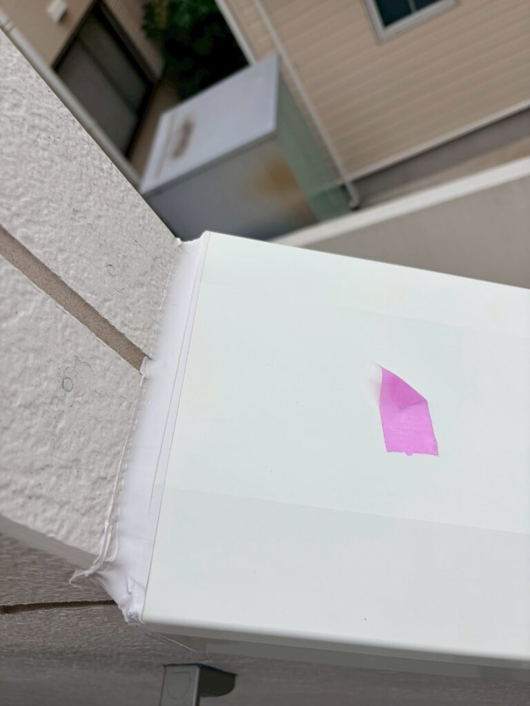 目黒区目黒本町のアパートの共用階段の手すり笠木コーキング処理した写真