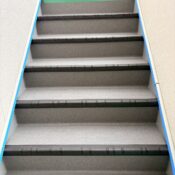 品川区平塚のマンション共用階段の両脇にシールが貼ってある写真