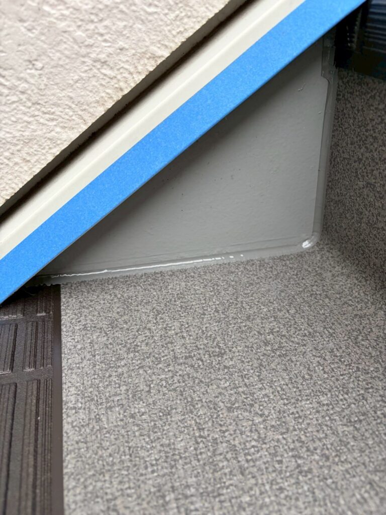 目黒区目黒本町のアパート共用階段の端部を処理した写真