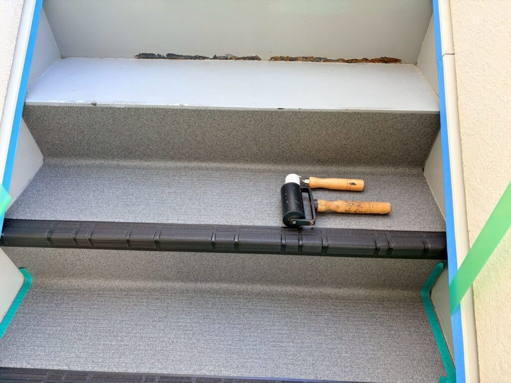 目黒区目黒本町アパート階段長尺シートを下から貼っている写真