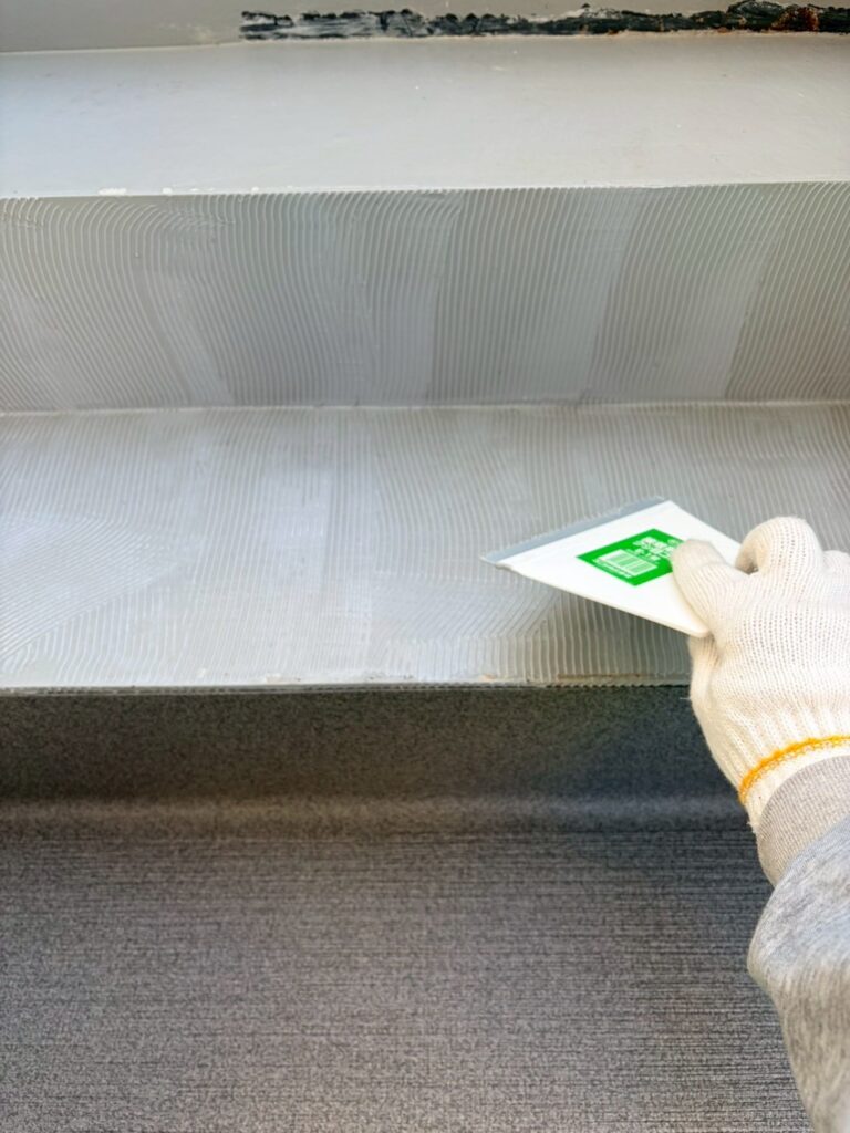 目黒区目黒本町のアパート階段下自治処理写真