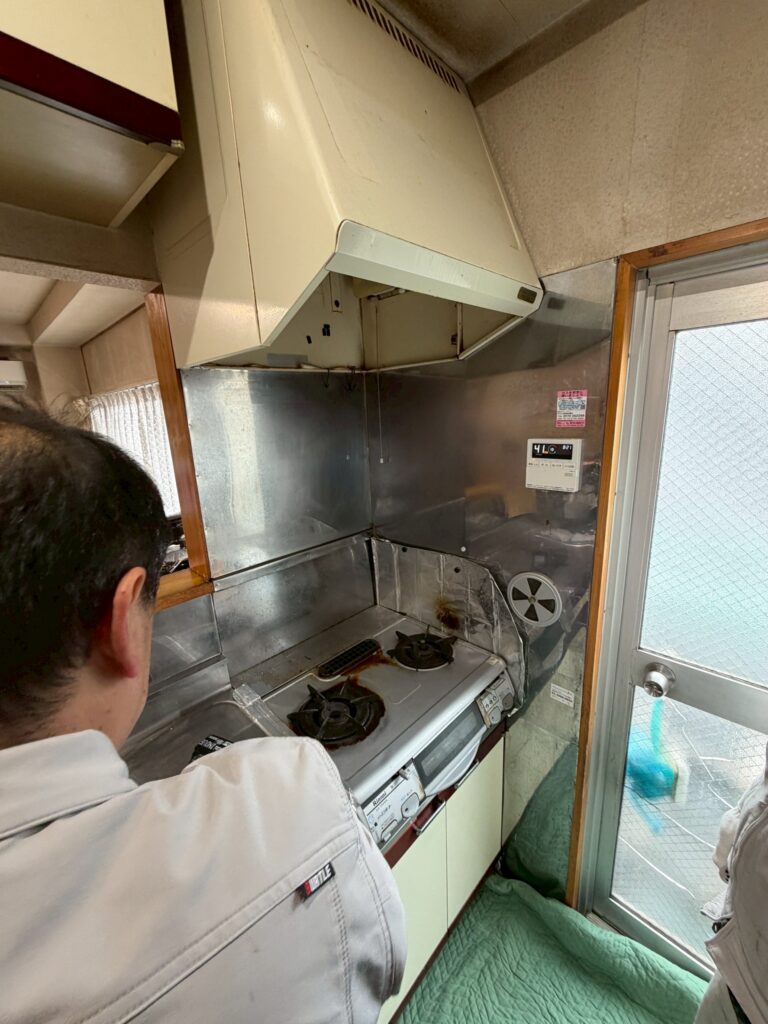 品川区中延でレンジフードとガス台既存写真