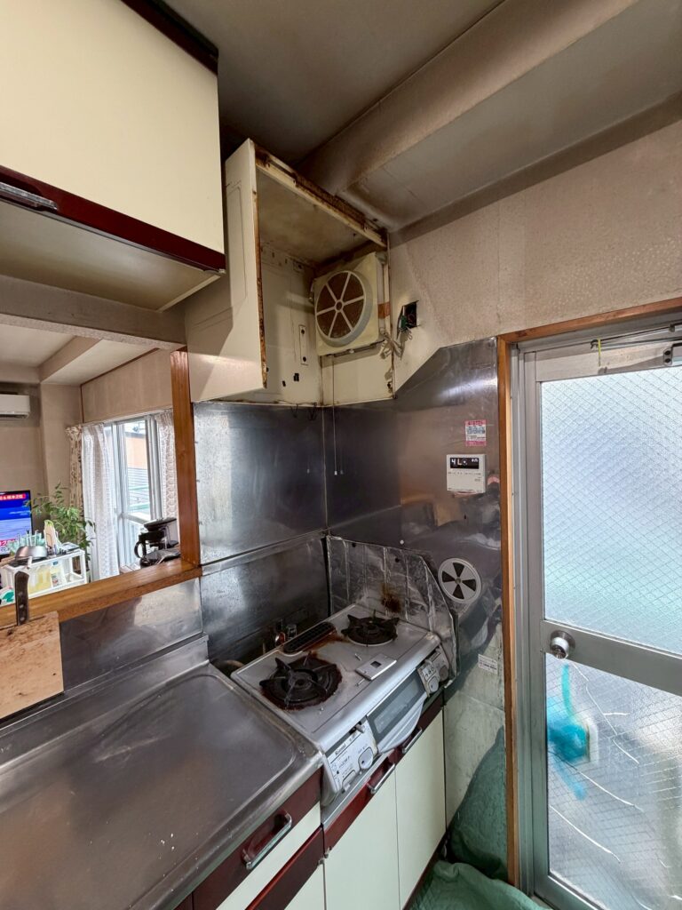 品川区中延でとってしまったレンジフードとガス台既存写真