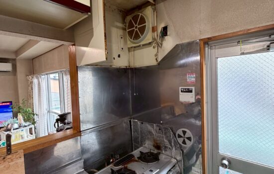 品川区中延で古くなったレンジフードとガス台を交換します