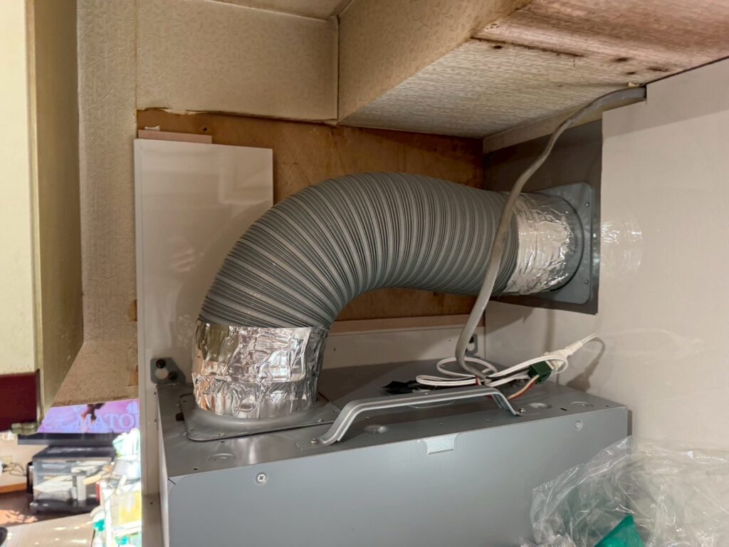 品川区中延でレンジフードの排気ダクト写真