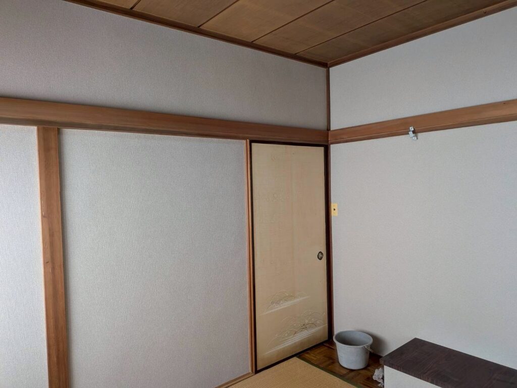 k品川区小山で和室砂壁全体にクロスをい貼った完成写真