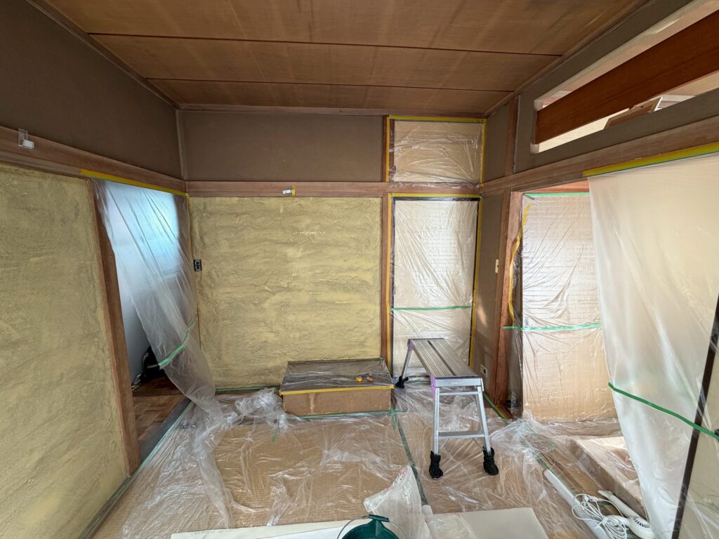 品川区小山で砂壁の下地処理後の乾燥している写真